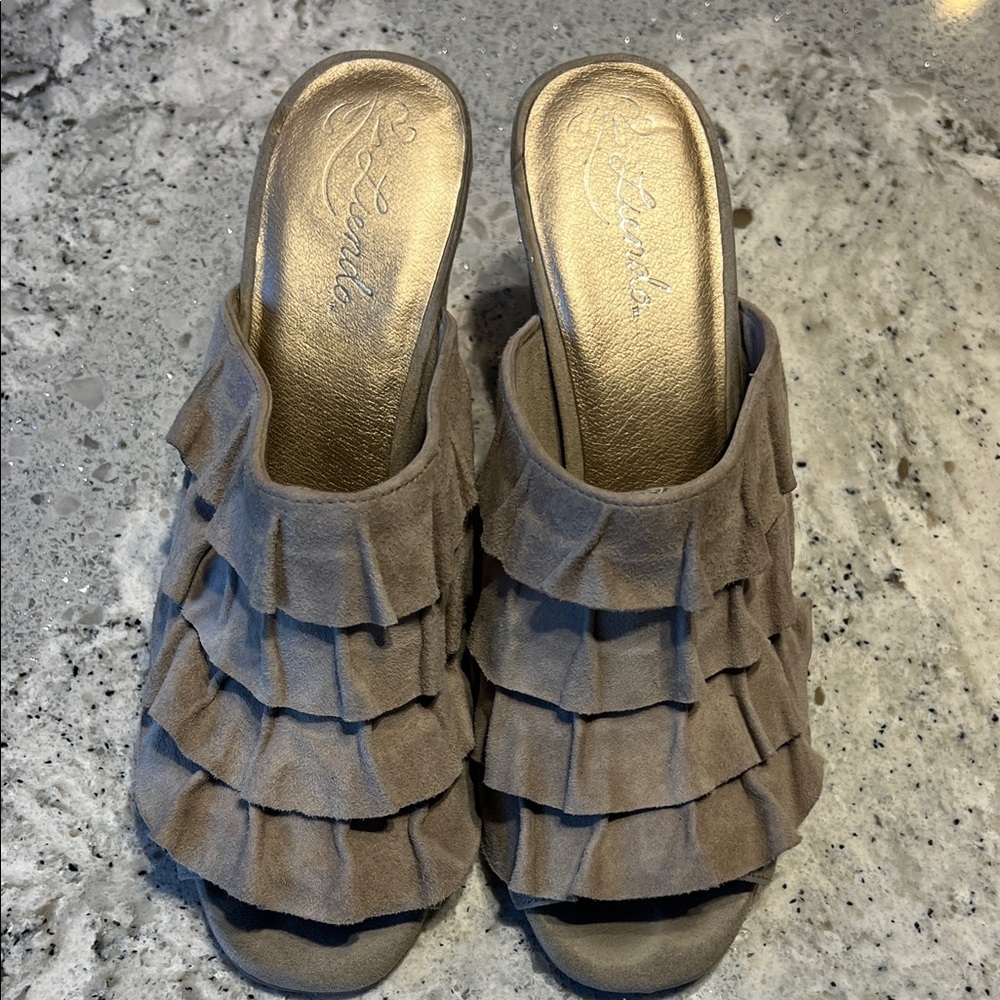 Anthropologie Liendo by Seychelles Taupe Ruffled Suede Wedge Slides Size 7 - Picture 5 of 10